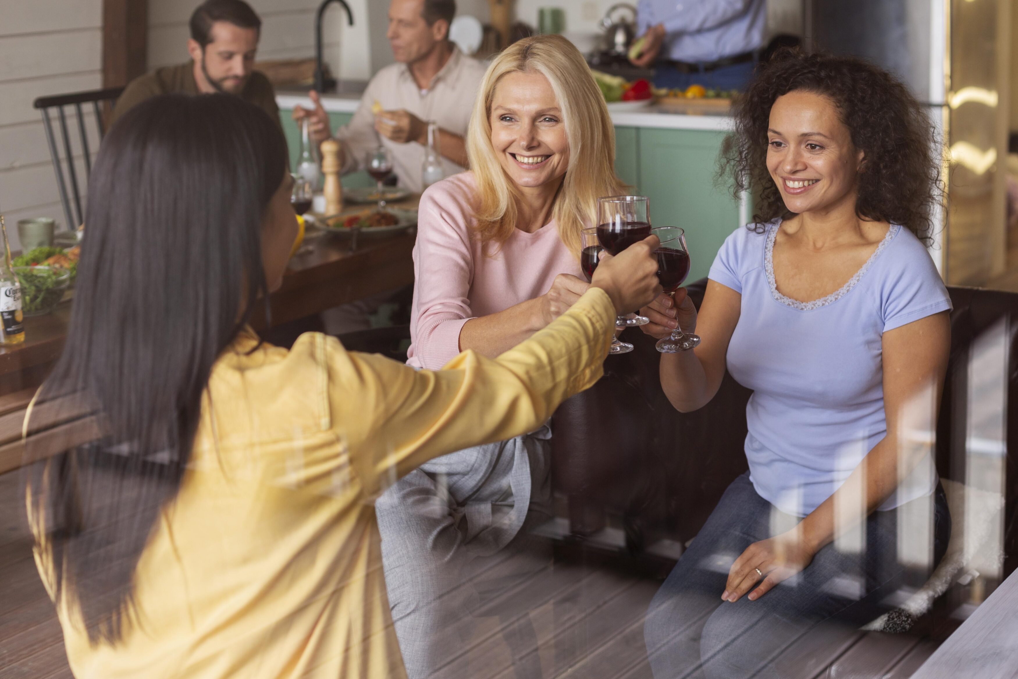 donne-di-tiro-medio-che-tintinnano-i-bicchieri